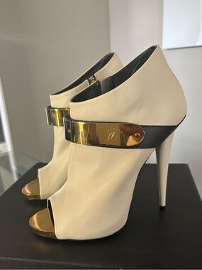 Guiseppe Zanotti Leather Cream and Gold Heels - SIZE 39